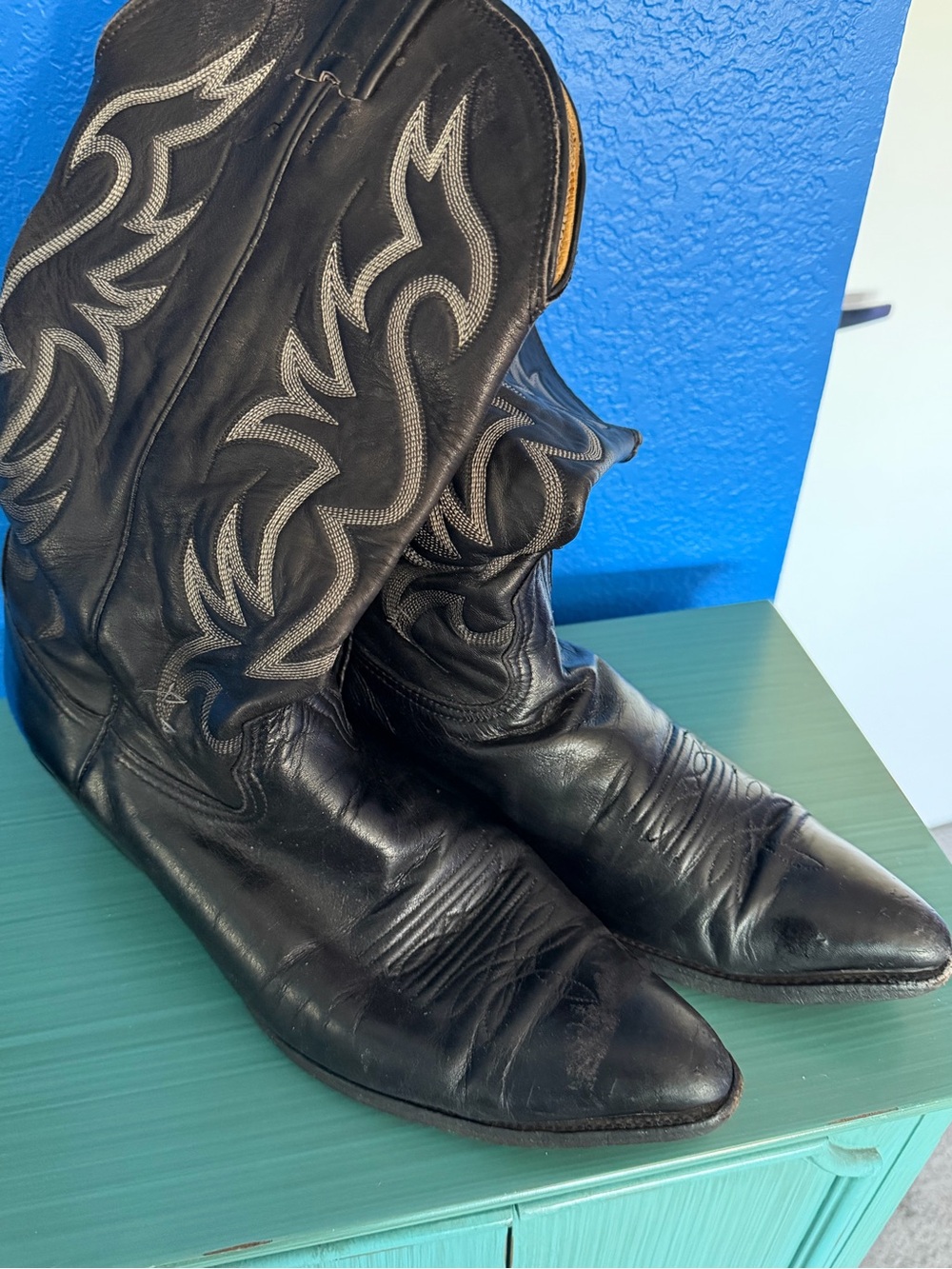 Black Western Cowboy Boots - Classic Stitch Detail - comfortably broken in